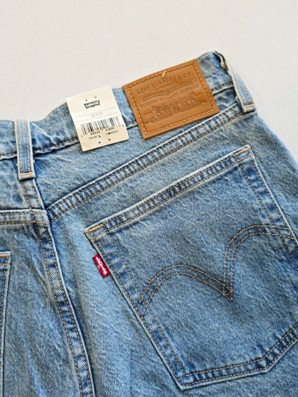 Levi's Premium Wedgie Straight Cropped Jeans 28 Light Wash NWT - Picture 4 of 9